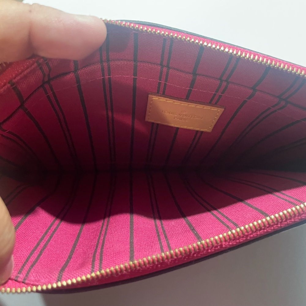 Authentic Louis vuitton in great condition.
Neverfull MM Pochette in Pivoine.